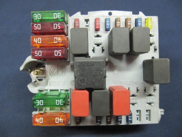 Alfa Romeo 147 benzines külső biztosíték tábla 46558759