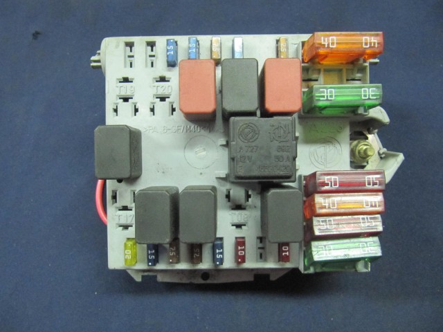 Alfa Romeo 147 benzines külső biztosíték tábla 46558759