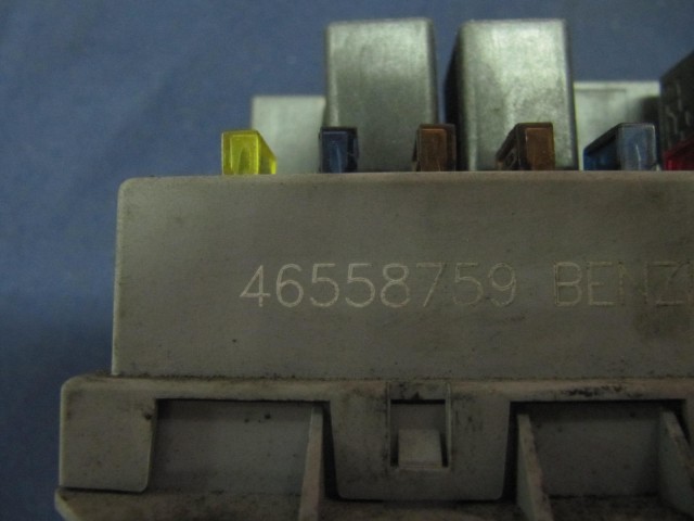 Alfa Romeo 147 benzines külső biztosíték tábla 46558759