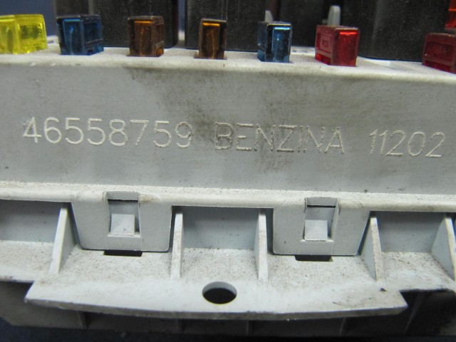 Alfa Romeo 147 benzines külső biztosíték tábla 46558759