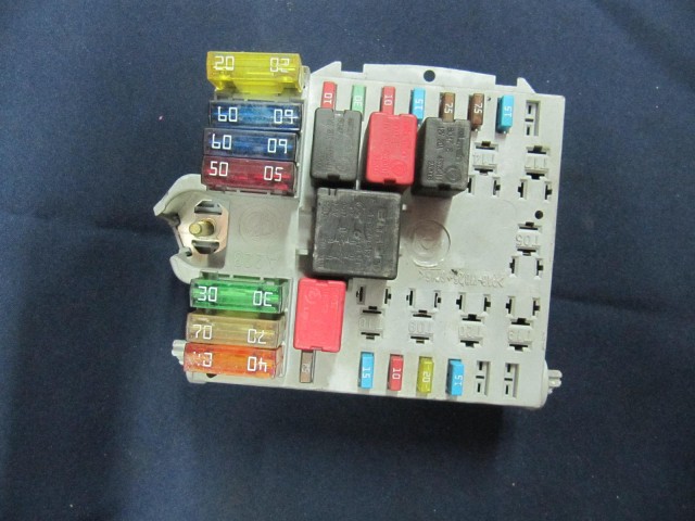 Alfa Romeo 147 benzines külső biztosíték tábla 46558759