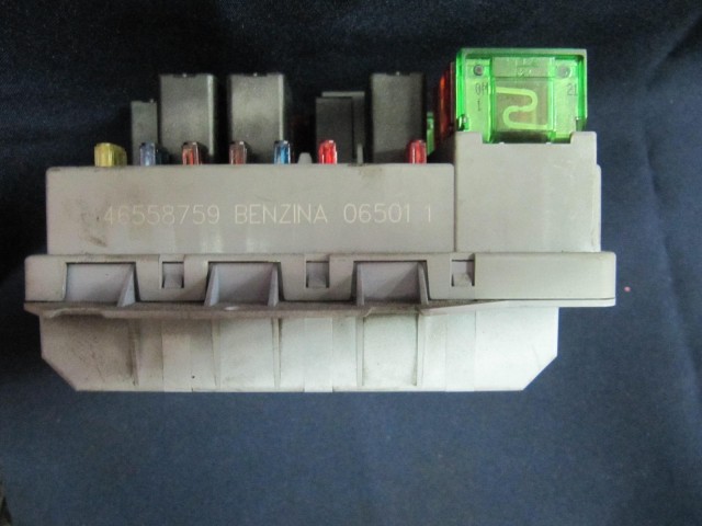 Alfa Romeo 147 benzines külső biztosíték tábla 46558759