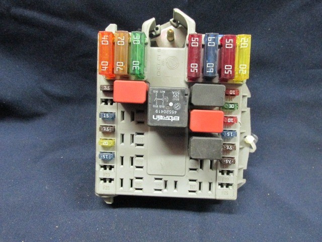 Fiat Punto 1999-2003 benzines külső biztosíték tábla 46760253