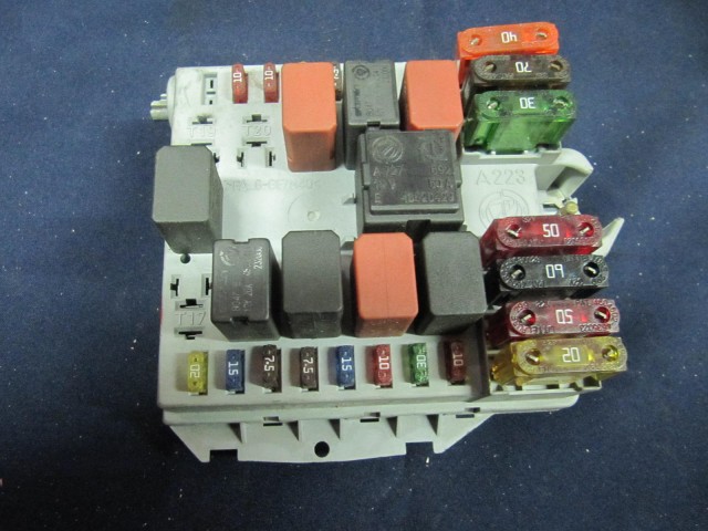 Fiat Punto 1999-2003 benzines külső biztosíték tábla 46763650