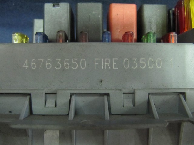 Fiat Punto 1999-2003 benzines külső biztosíték tábla 46763650