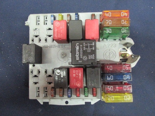 Fiat Punto 1999-2003 benzines  külső biztosíték tábla 46778440