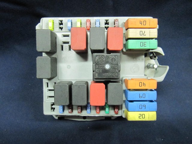 Fiat Punto 2003-2010 külső biztosíték tábla 46835587