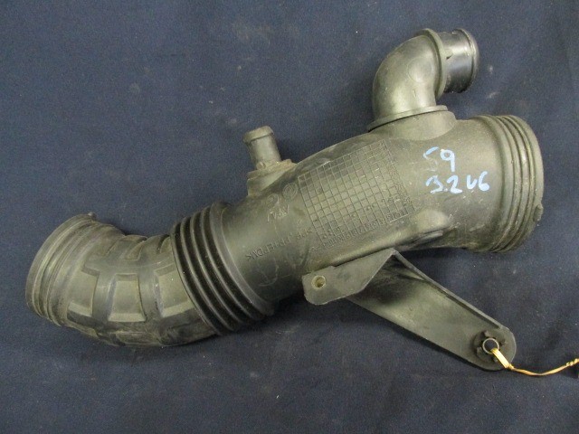 Alfa Romeo 159 51779362 számú levegőcső-légtömegmérőből a szívócsonkba