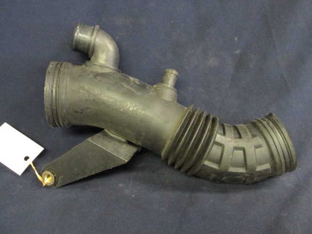 Alfa Romeo 159 51779362 számú levegőcső-légtömegmérőből a szívócsonkba