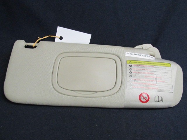 Alfa Romeo Giulietta krém színű,világító tükrös,jobb oldali napellenző