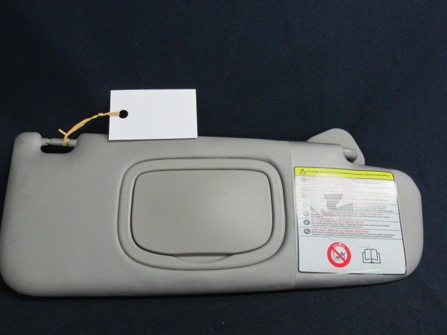 Alfa Romeo Giulietta szürke színű, világító tükrös,jobb oldali napellenző