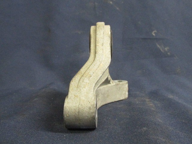 Fiat Grande Punto és Alfa Romeo Mito 55700657 számú alsó kitámasztó gumibak