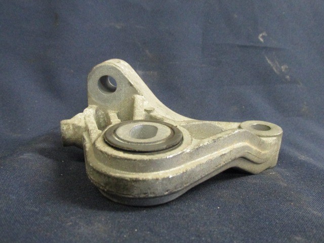 Fiat Grande Punto és Alfa Romeo Mito 55700657 számú alsó kitámasztó gumibak