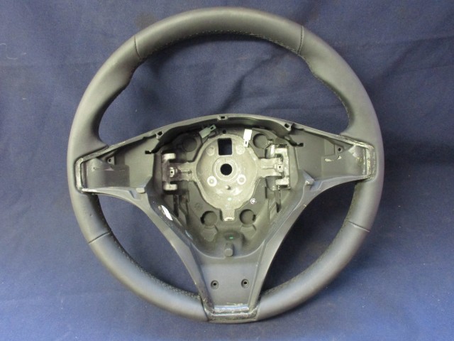 135777 Alfa Romeo Giulietta fekete színű,bőr kormánykerék