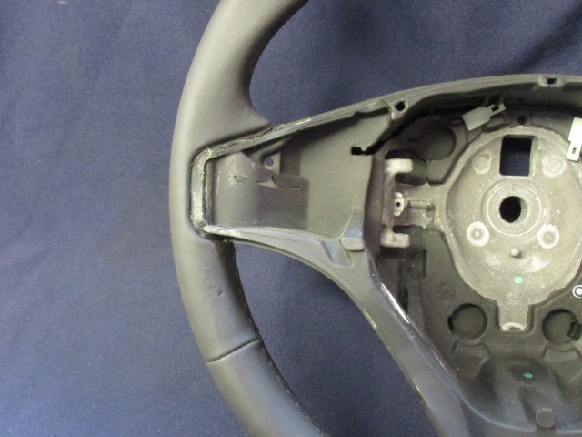 135777 Alfa Romeo Giulietta fekete színű,bőr kormánykerék