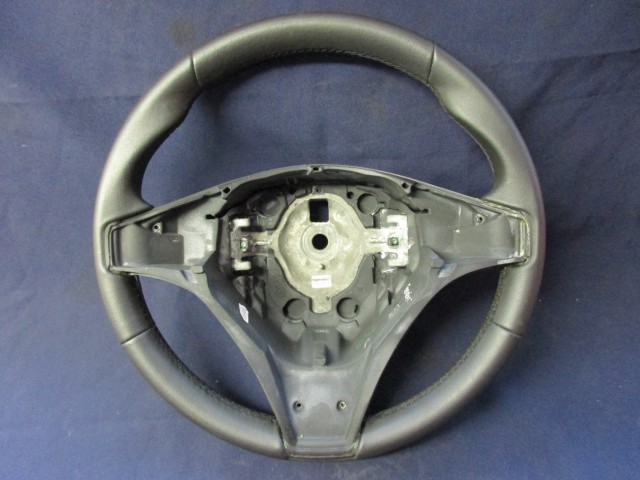 135789 Alfa Romeo Giulietta fekete színű,bőr kormánykerék