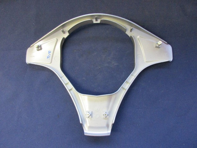 175120 Alfa Romeo Mito ezüst, kormányközép