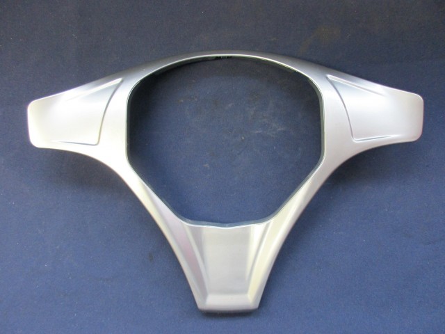 175297 Alfa Romeo MiTo ezüst,kormányközép, a képen látható rögzítő pont sérülésekkel