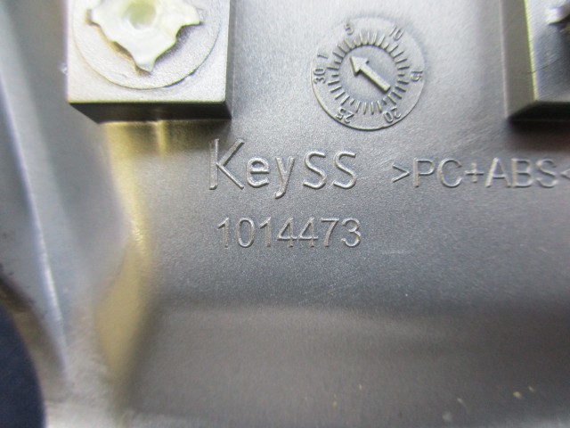 175297 Alfa Romeo MiTo ezüst,kormányközép, a képen látható rögzítő pont sérülésekkel