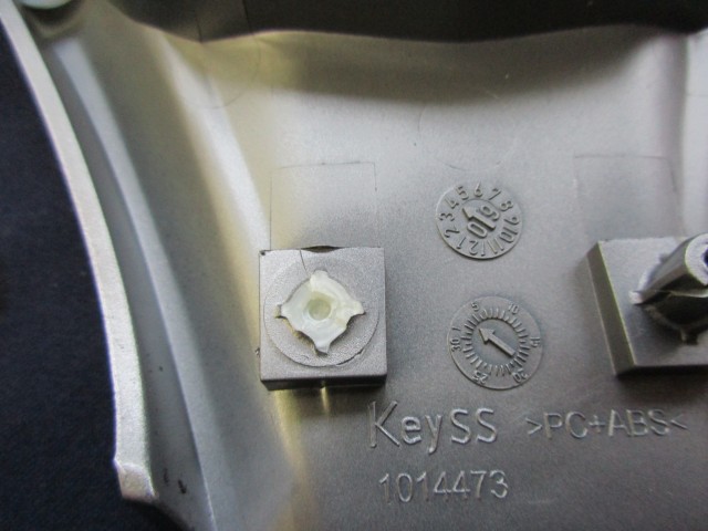 175297 Alfa Romeo MiTo ezüst,kormányközép, a képen látható rögzítő pont sérülésekkel