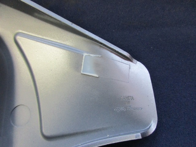 175297 Alfa Romeo MiTo ezüst,kormányközép, a képen látható rögzítő pont sérülésekkel