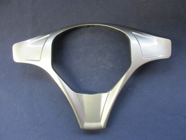 174947 Alfa Romeo Mito ezüst, kormányközép  (enyhén karcos)