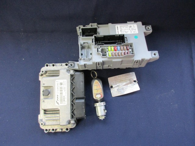 71943 Alfa Romeo MiTo 1,4 16v benzin motorvezérlő szett 51847345, 0261S04407