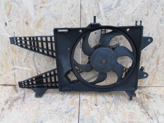 Fiat Punto II. 1,9 Diesel hűtőventilátor keret motorral, a képen látható sérüléssel