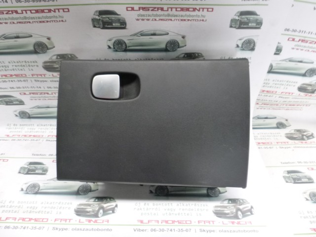 Fiat 500L sötét szürke színű kesztyűtartó ajtó 