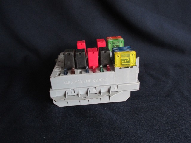 Fiat Punto 2003-2010  külső biztosíték tábla 46835595