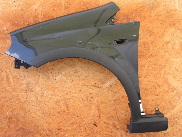 172001 Abarth Grande Punto  fekete színű, díszléces, bal első sárvédő, a képen látható sérüléssel