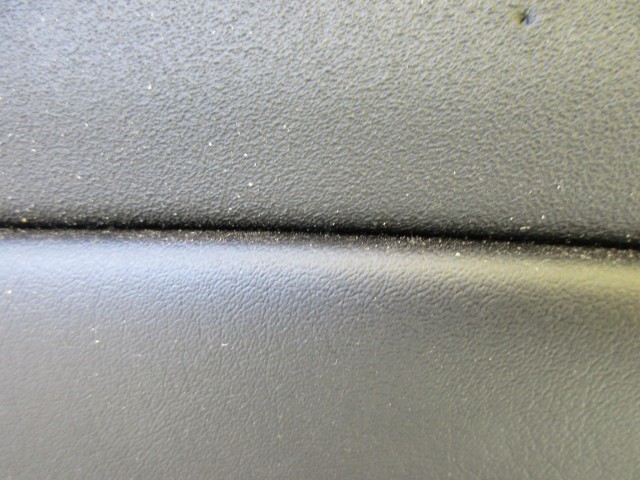 Kárpit387 Alfa Romeo Giulietta fekete színű, bőr, bal hátsó ajtókárpit