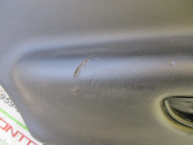 Kárpit387 Alfa Romeo Giulietta fekete színű, bőr, bal hátsó ajtókárpit