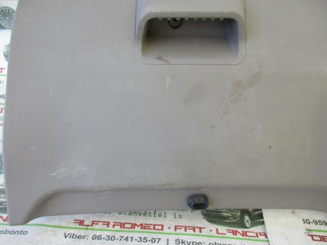 11226 Fiat Panda II. szürke színű, műanyag, csomagtér ajtókárpit