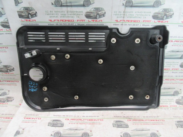 10926 Alfa Romeo 156, 166 2,4 20v Diesel motorburkolat, a képen látható sérüléssel!