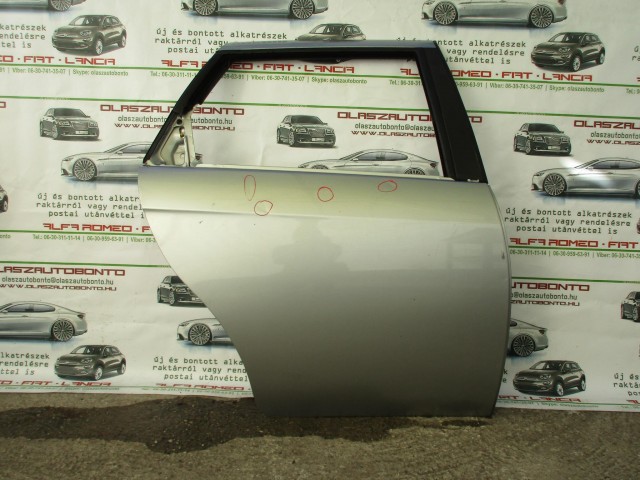 11963 Alfa Romeo 156 kombi ezüst színű, jobb hátsó ajtó