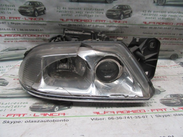 Alfa Romeo 166 60955910 számú, jobb első xenon lámpa a képen látható sérüléssel