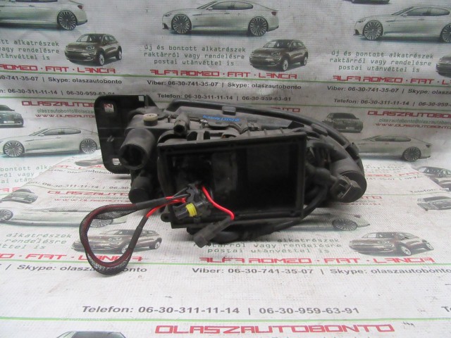 Alfa Romeo 166 60955910 számú, jobb első xenon lámpa a képen látható sérüléssel