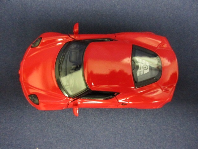 Alfa Romeo 4C piros színű modell autó