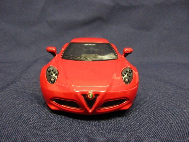 Alfa Romeo 4C piros színű modell autó