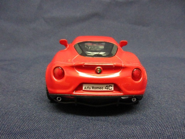 Alfa Romeo 4C piros színű modell autó