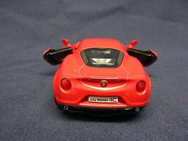 Alfa Romeo 4C piros színű modell autó