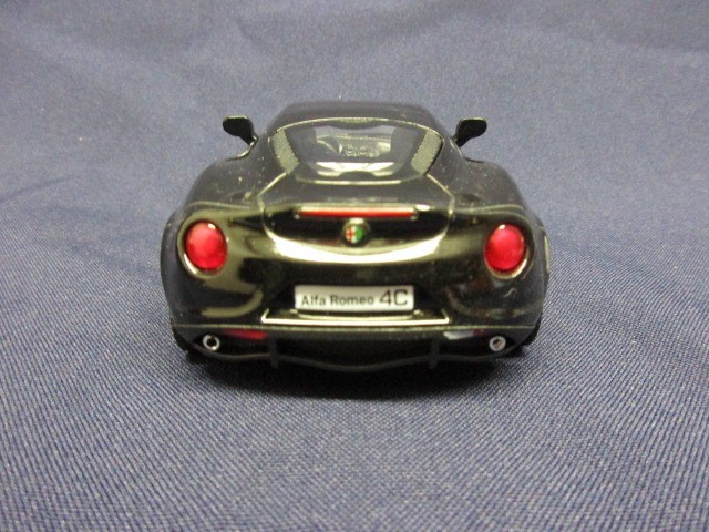 Alfa Romeo 4C fekete színű modell autó