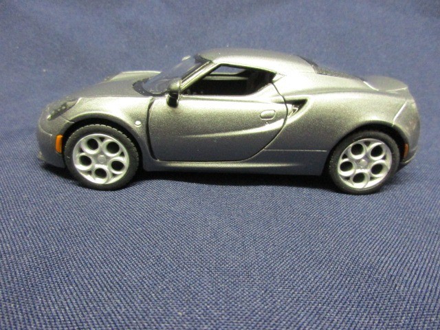 Alfa Romeo 4C ezüst színű modell autó