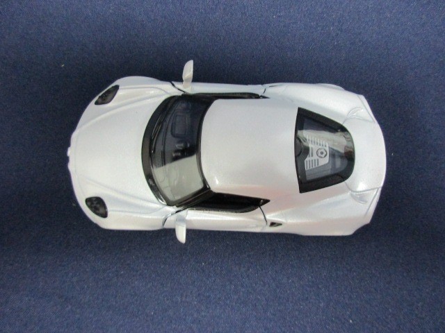 Alfa Romeo 4C fehér színű modell autó