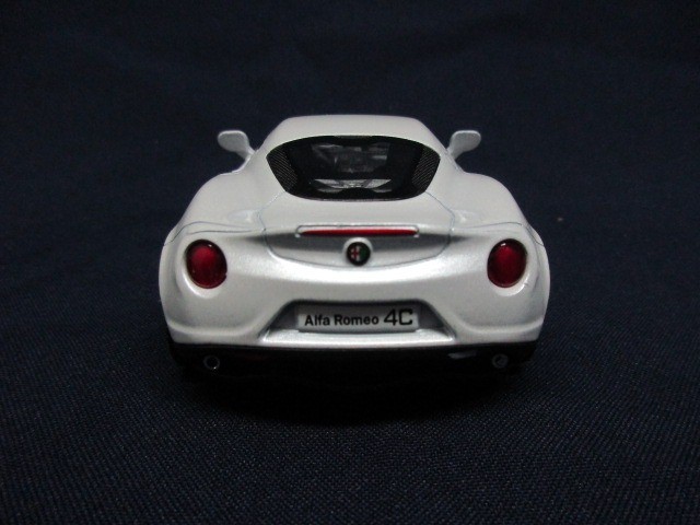 Alfa Romeo 4C fehér színű modell autó