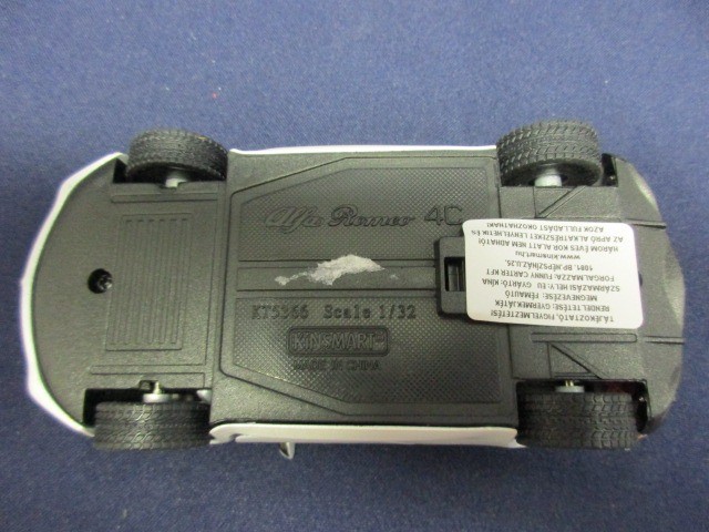 Alfa Romeo 4C fehér színű modell autó