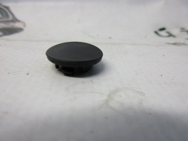 Alfa Romeo 147, Gt gyári új, levél fogó rács rögzítő csavar takaró kupak 17 mm átmérőjű 46849845