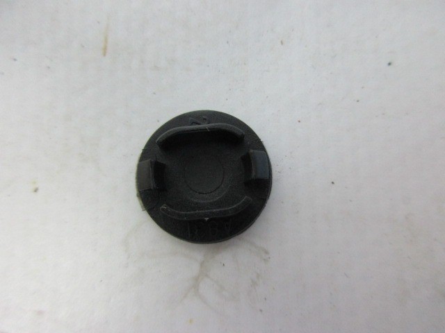 Alfa Romeo 147, Gt gyári új, levél fogó rács rögzítő csavar takaró kupak 17 mm átmérőjű 46849845