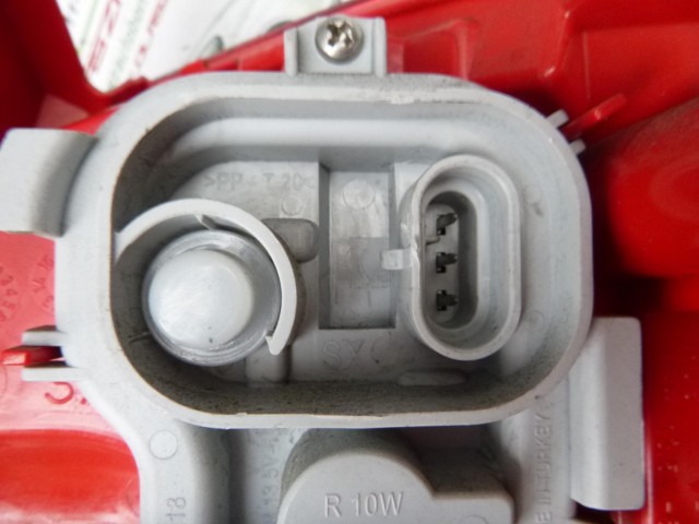 Alfa Romeo Giulietta bal hátsó lámpa, a képen látható hibával